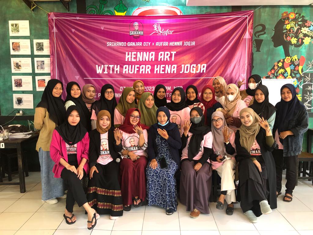 MERIAH : Sukarelawan Srikandi Ganjar Yogyakarta menggelar kegiatan Henna Art Class di Coffe Plumbon, Kecamatan Umbulharjo, Kota Yogyakarta. (ISTIMEWA)