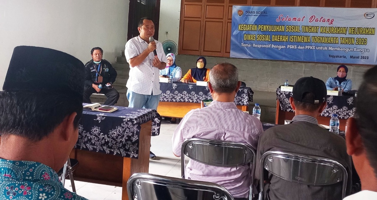 TEKAN KEMISKINAN: Anggota Komisi D DPRD DIY Syukron Arif Muttaqien saat sosialisasi penyuluhan sosial tingkat kalurahan di Aula Kalurahan Margomulyo, Seyegan Selasa (14/3). (MEITIKA CANDRA LANTIVA/RADAR JOGJA)