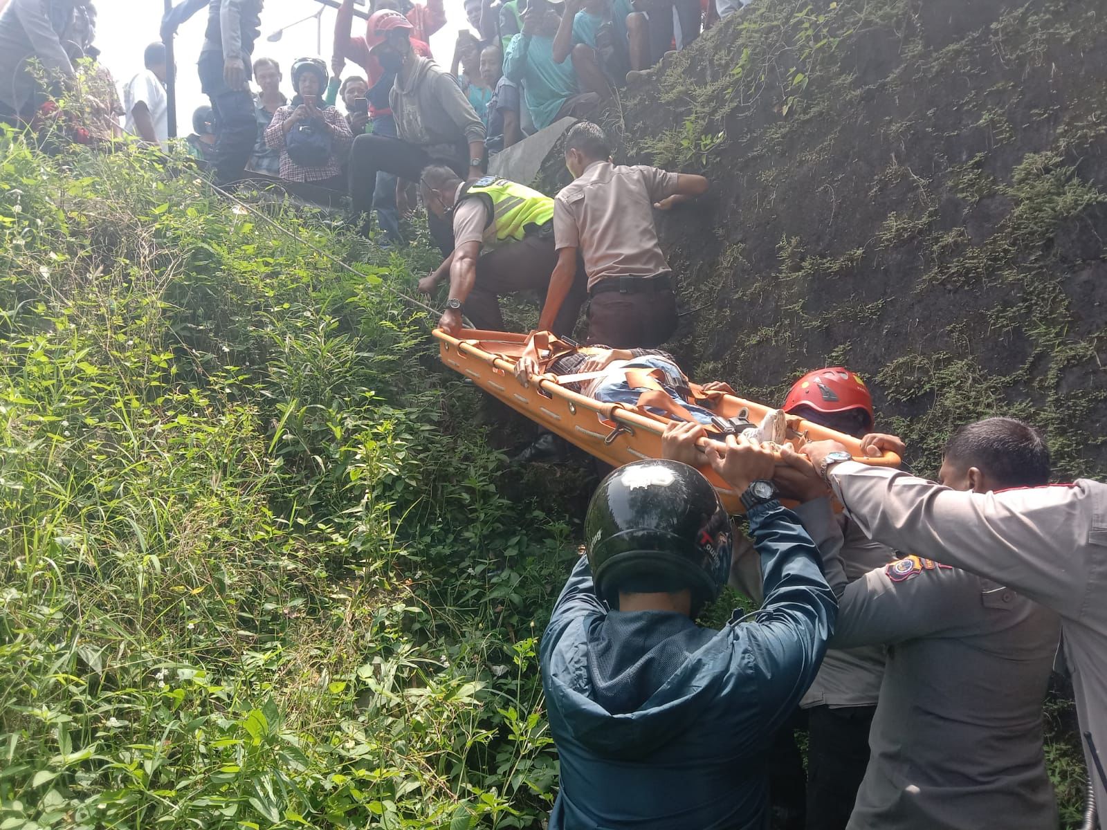 JANGAN DITIRU : Tim relawan gabungan mengevakuasi MW dari bawah Jembatan Kalikuning, Maguwoharjo, Sleman, Jumat (17/3). (ISTIMEWA)