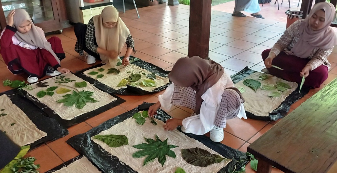 WORKSHOP: Sukarelawan Srikandi Ganjar DIJ berkolaborasi dengan Warna-Warna Studio mengadakan Workshop Ecoprint. (SRIKANDI GANJAR FOR RADAR JOGJA)