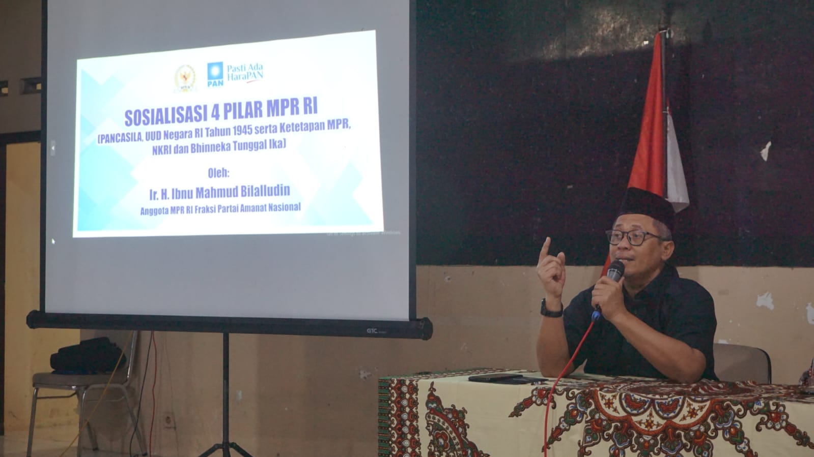 BERBICARA SEJARAH: Ibnu Mahmud Bilalluddin memaparkan pentingnya generasi muda memahami sejarah bangsa.(ISTIMEWA)
