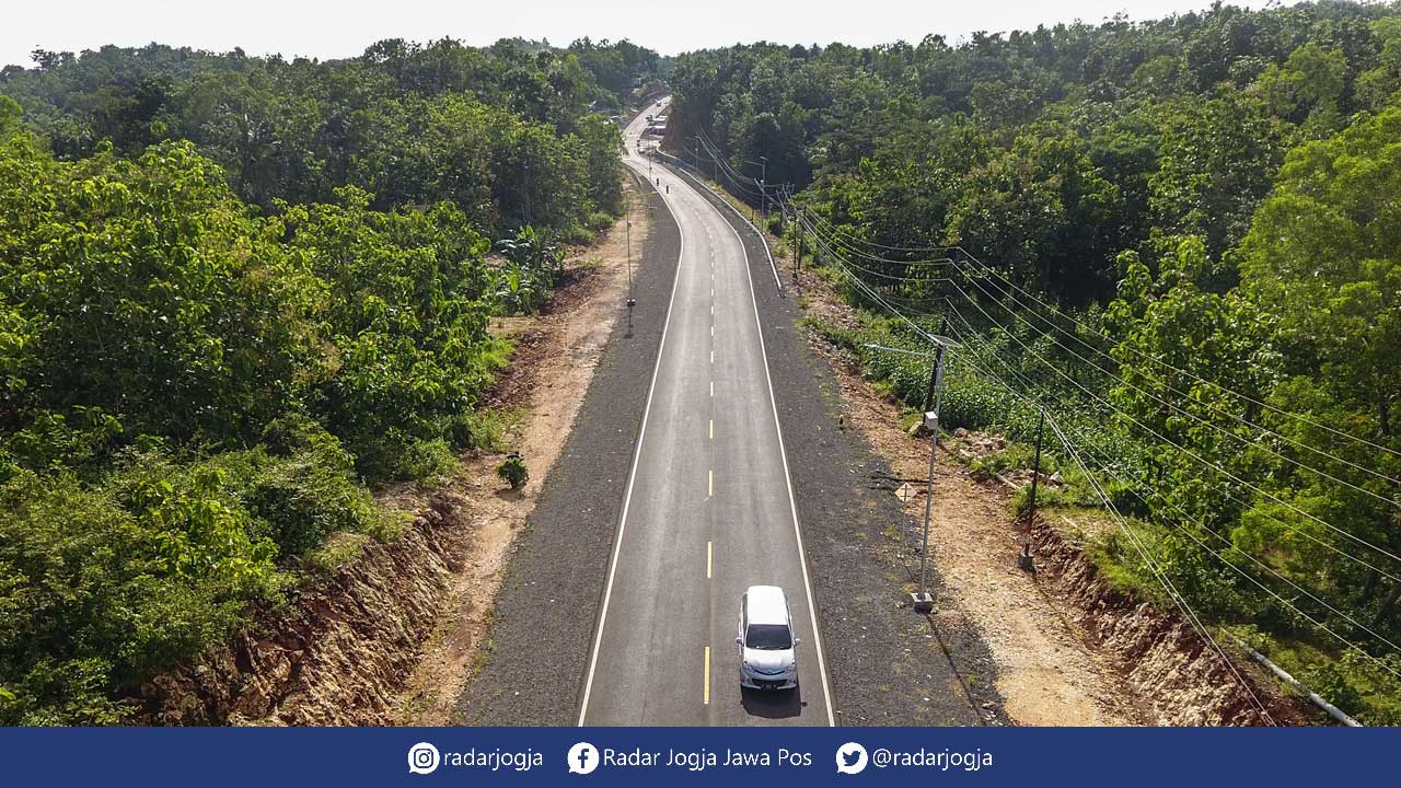 KEDEPANKAN KEARIFAN LOKAL: Pembangunan JJLS di DIJ terus dikebut dan ditargetkan rampung 2025 mendatang. Jalur ini diharapkan membuka perekonomian DIJ bagian selatan. JJLS masih menyisakan pembangunan Jembatan Srandakan III yang menghubungkan Kabupaten Ba