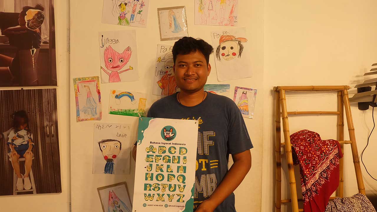 SEMANGAT: Ahmad Roby, keterbatasan fisik sebagai penyandang disabilitas tunarungu tak menjadi patah semangat dalam berwirausaha. Ia pun mendirikan Kafe Susu Tuli (Kasuli).(FAHMI FAHRIZA/RADAR JOGJA)