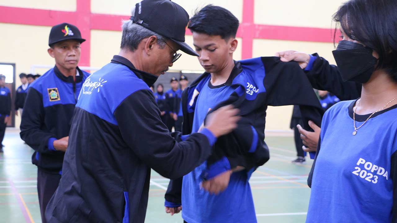 DILEPAS: Pj Bupati Kulonprogo Tri Saktiyana melepas kontingen Pekan Olahraga Pelajar Daerah (Popda) Kabupaten Kulonprogo di GOR Cangkring Wates, Kulonprogo, (10/3).(DOK HUMAS KP)