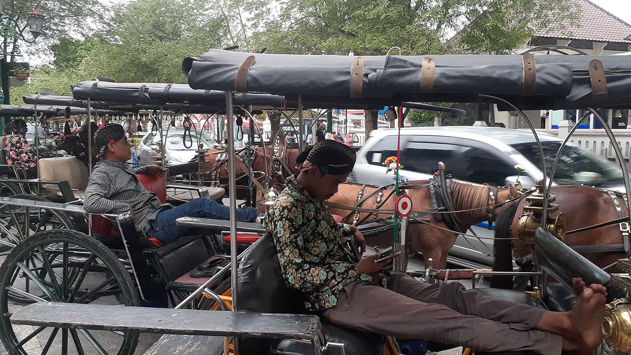 SEPI: Para kusir andong Malioboro saat menunggu penumpang. Pada bulan Ramadan seperti sekarang, mereka mengeluhkan sepinya penumpang.(RIZKY WAHYU/RADAR JOGJA)