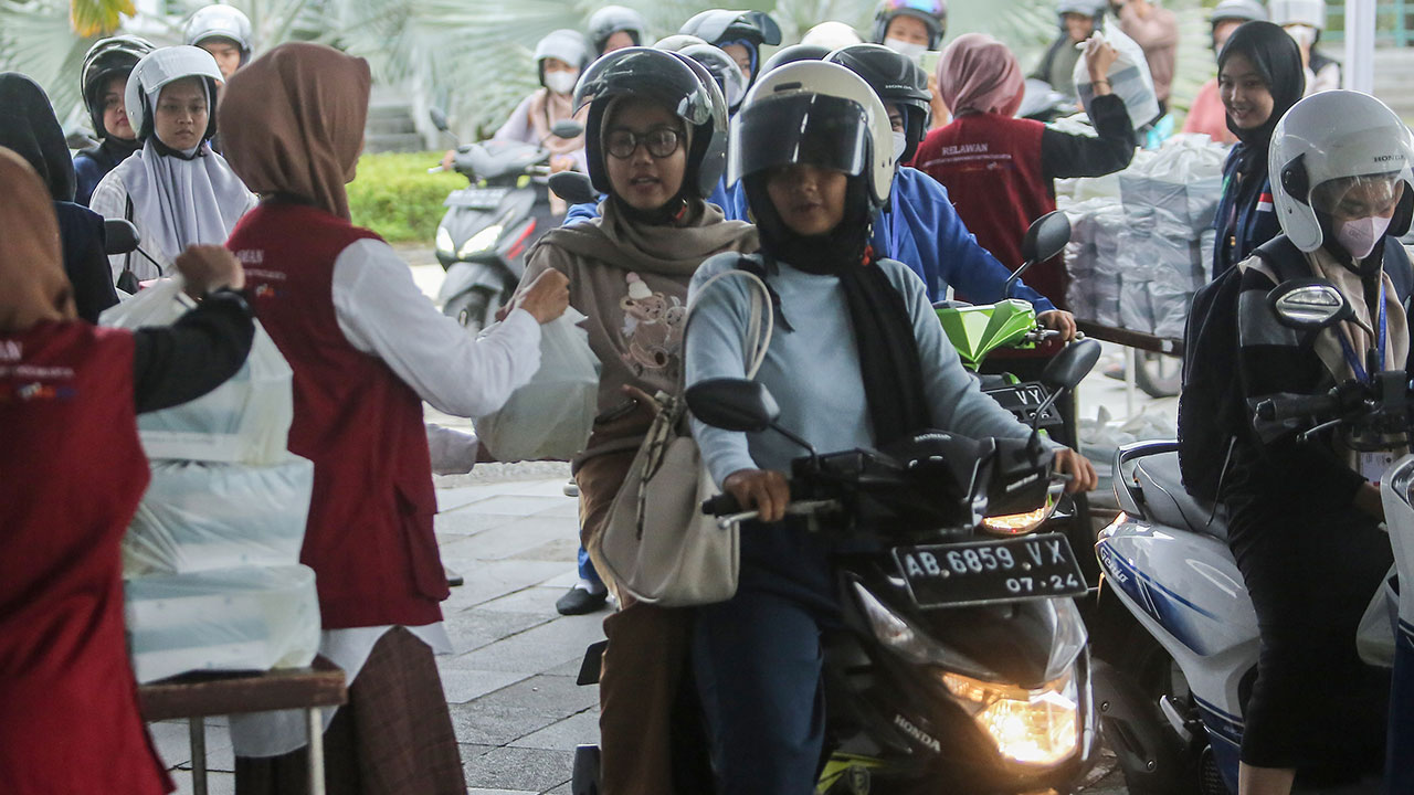 RELA ANTRE: Mahasiswa mengantri pembagian takjil gratis di UMY kemarin (31/3). 5.000 takjil gratis disiapkan untuk mahasiswa, 3.500 dibagikan drive thru dan 1.500 dibagikan saat berbuka di masjid kampus. (ELANG KHARISMA DEWANGGA/RADAR JOGJA )