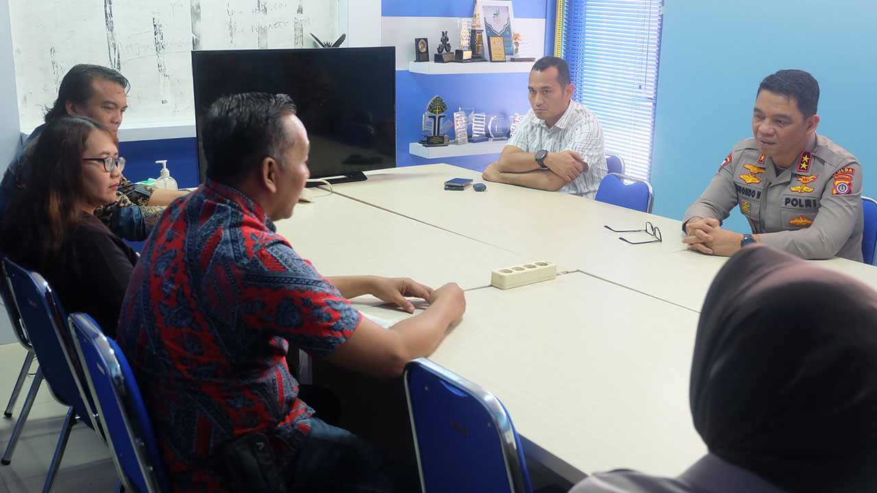 SINERGI: Kepala Kepolisian Daerah (Kapolda) DIJ Irjen Pol Suwondo Nainggolan melakukan kunjungan ke Kantor Radar Jogja, kemarin (28/3).(FAHMI FAHRIZA/RADAR JOGJA)