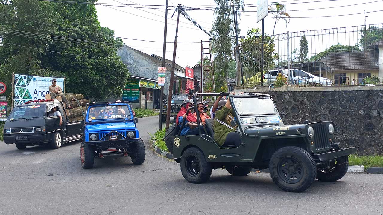 MENANTANG: Sejumlah wisatawan tengah menikmati wisata lava tour berkeliling di zona aman lereng Merapi belum lama ini.(MEITIKA CANDRA LANTIVA/RADAR JOGJA )