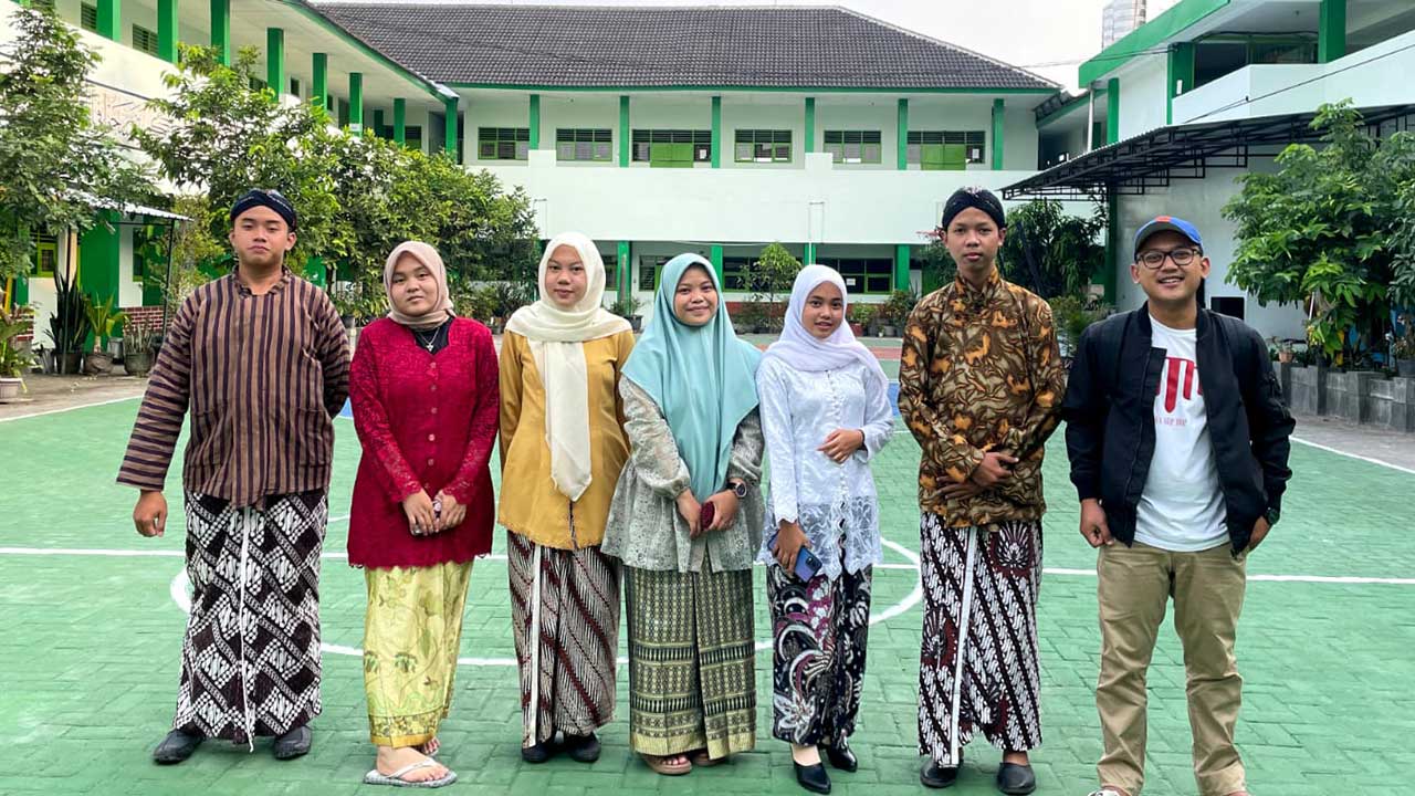 MINIM: Guru Bahasa Jawa MAN 1 Sleman Beny Naziro Annas saat menerima penghargaan sebagai guru terbaik pembimbing sesorah bahasa Jawa. Namun saat ini, dia mulai prihatin dengan berkurangnya penutur bahasa jawa pada anak zaman sekarang.(DOKUMENTASI MAN 1 SL