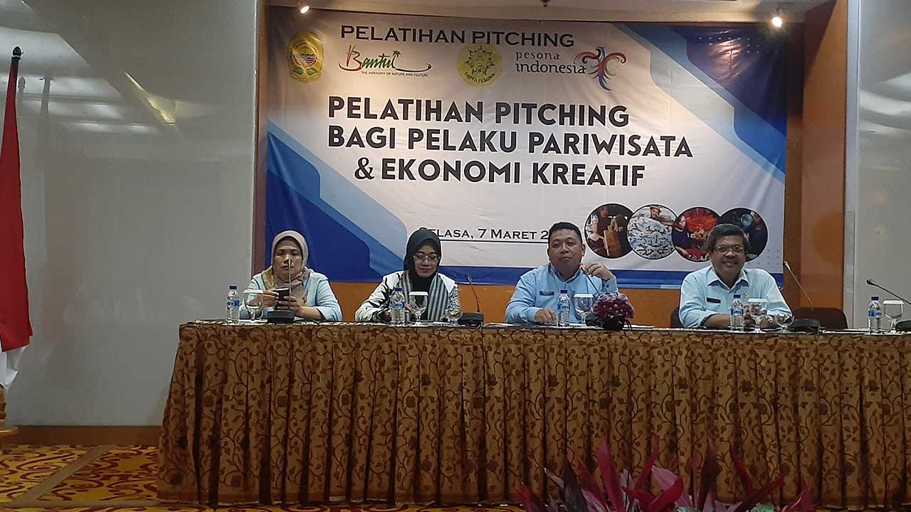 BERI DUKUNGAN: Dinas Pariwisata Bantul memberikan pelatihan pitching bagi pelaku pariwisata dan ekonomi kreatif (7/3).(RIZKY WAHYU/RADAR JOGJA )