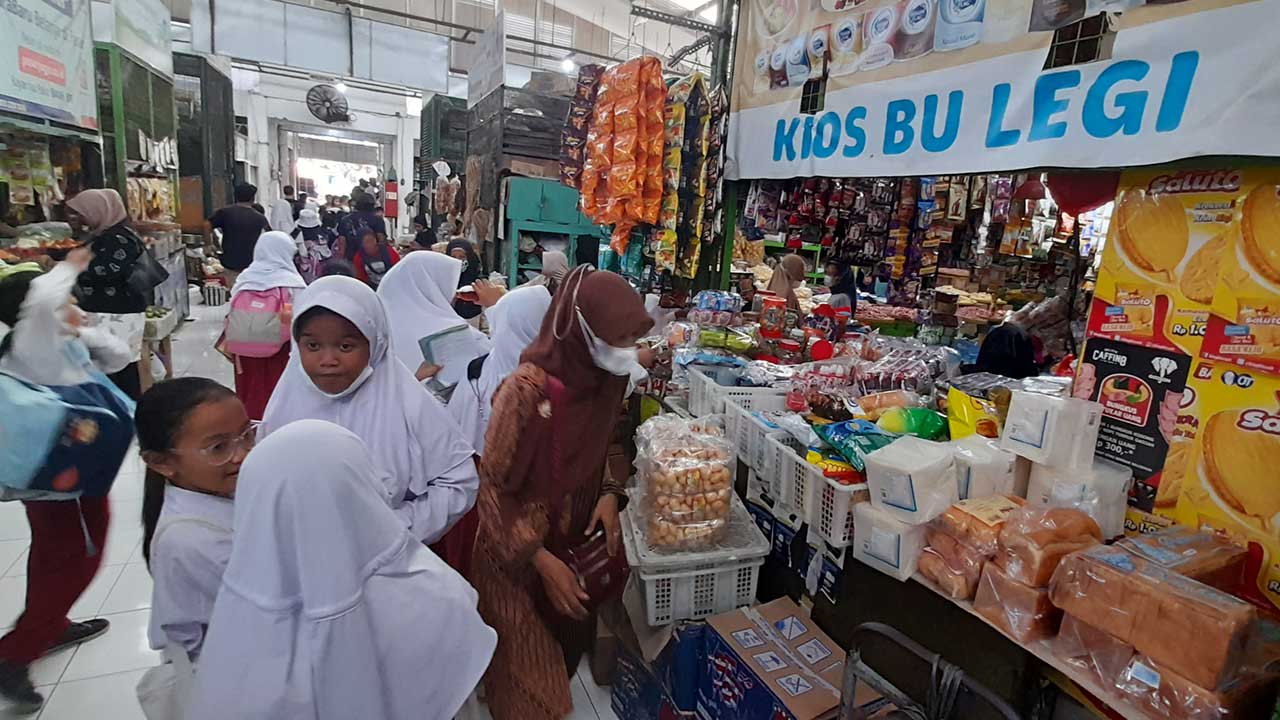 ANTUSIAS: Murid SD Negeri 1 Jetis saat mengikuti pelajaran Bahasa Indonesia dengan tema jual beli di Pasar Kranggan (21/3).(SITI FATIMAH/RADAR JOGJA)