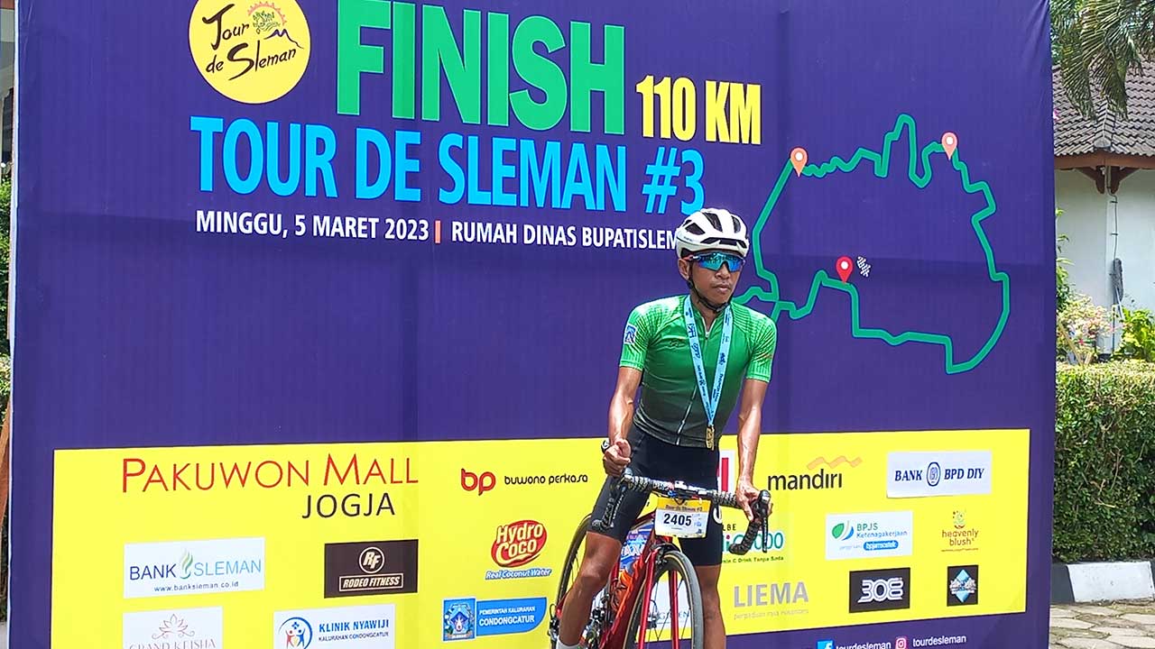 FINISH: Para peserta Tour De Sleman berhasil merampungkan tantangan bersepeda dengan jarak 110 kilometer kemarin (5/3). Setelah menikmati panorama potensi wisata Sleman, peserta kembali ke garis finish di Rumah Dinas Bupati Sleman dam disambut dengan kese