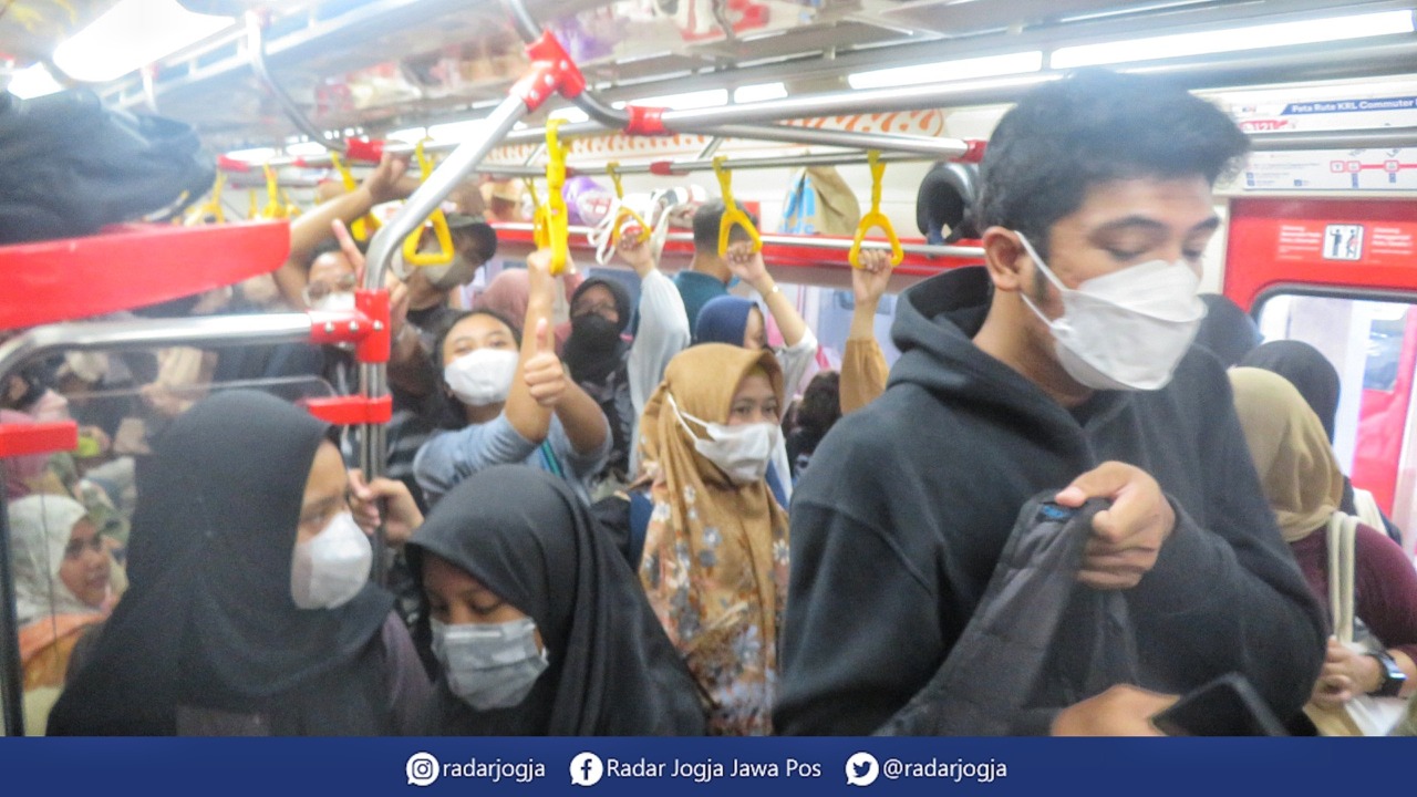 PENUH : Kondisi gerbong penumpang KRL Jogja - Solo setibanya di Stasiun Lempuyangan, Kamis (27/4). (DWI AGUS/RADAR JOGJA)