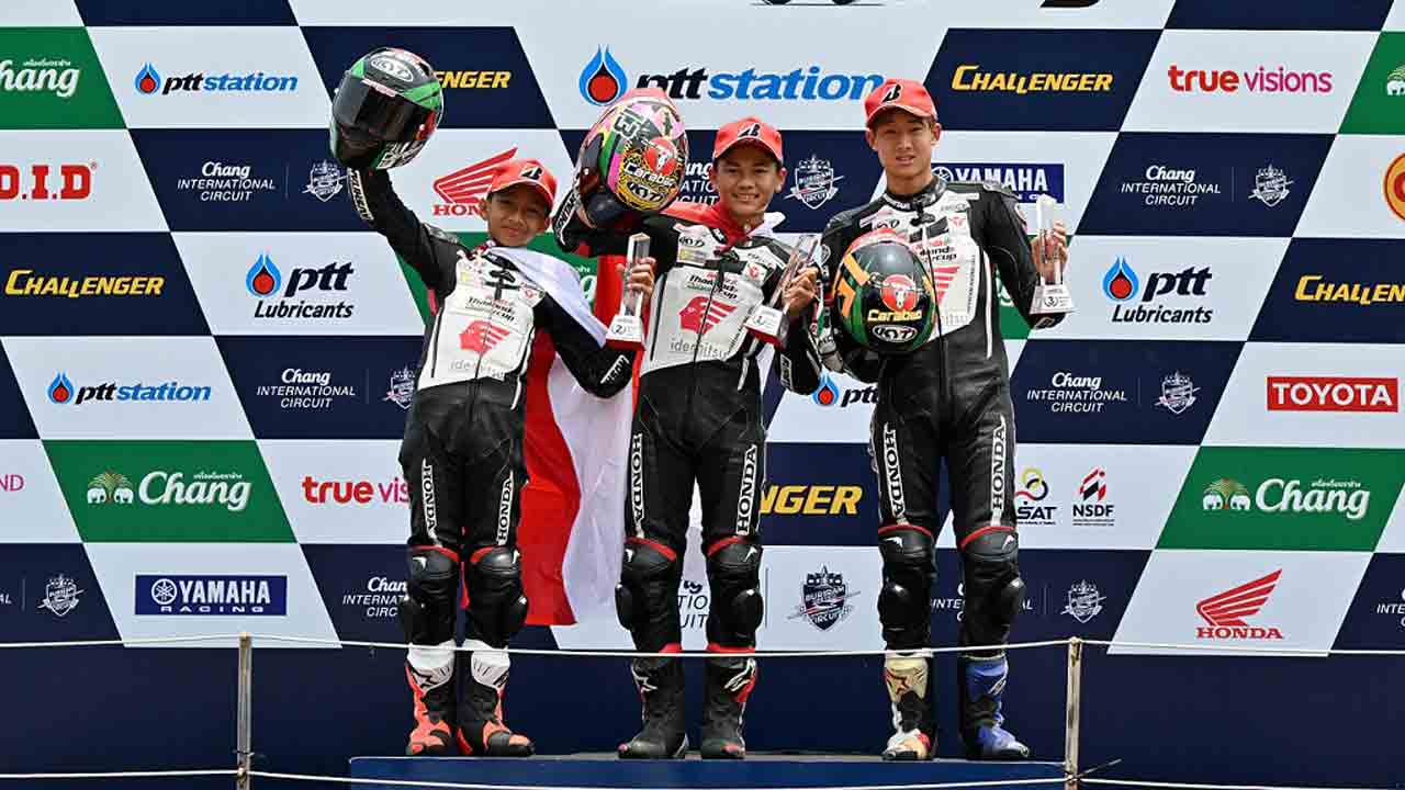 PODIUM: Pebalap binaan AHM Decksa Almer Alfarezel (tengah) berhasil meraih podium pertama dan Muhammad Kiandra Ramadhipa (kiri) merebut posisi kedua pada ajang Thailand Talent Cup (TTC) 2023 putaran kedua race kedua yang diselenggarakan di Chang International Circuit, Buriram, Thailand. (HONDA FOR RADAR JOGJA)