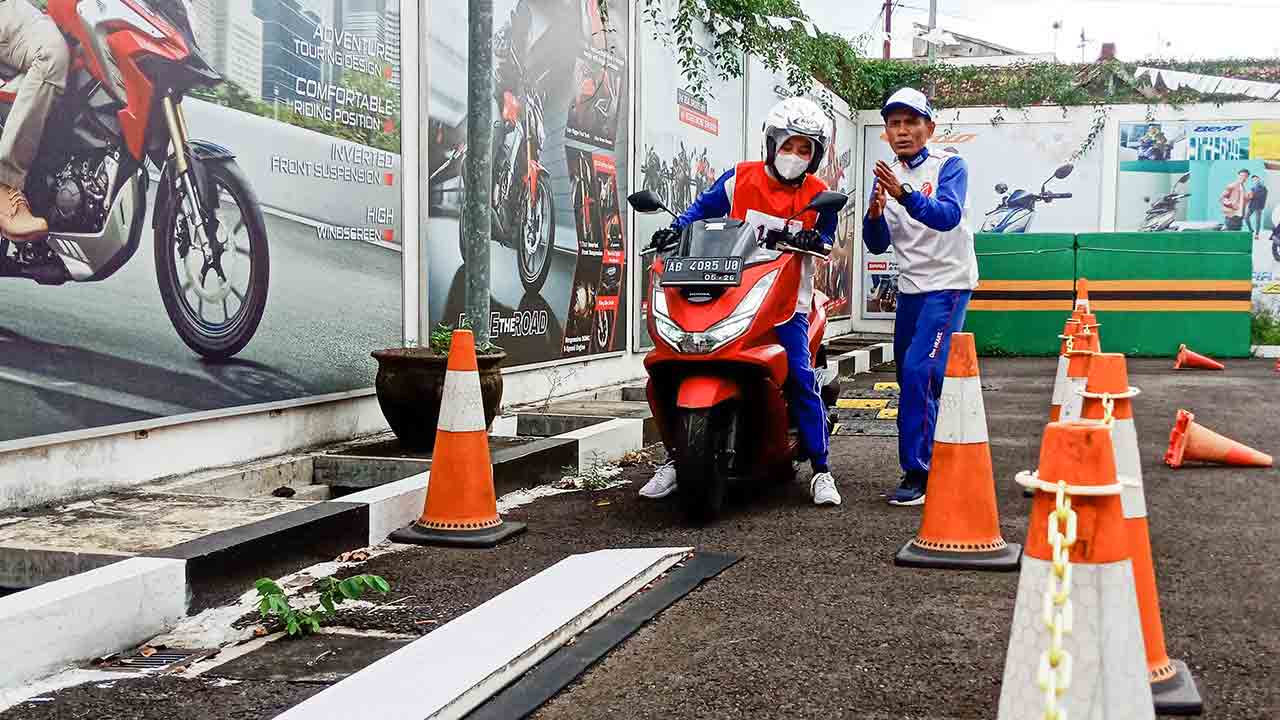 NGABUBURIT: Astra Motor Yogyakarta menggelar program #Cari_Aman Berkah Ramadan yang diisi dengan rangkaian pelatihan safety riding yang diselenggarakan saat menanti waktu buka puasa.(HONDA FOR RADAR JOGJA)
