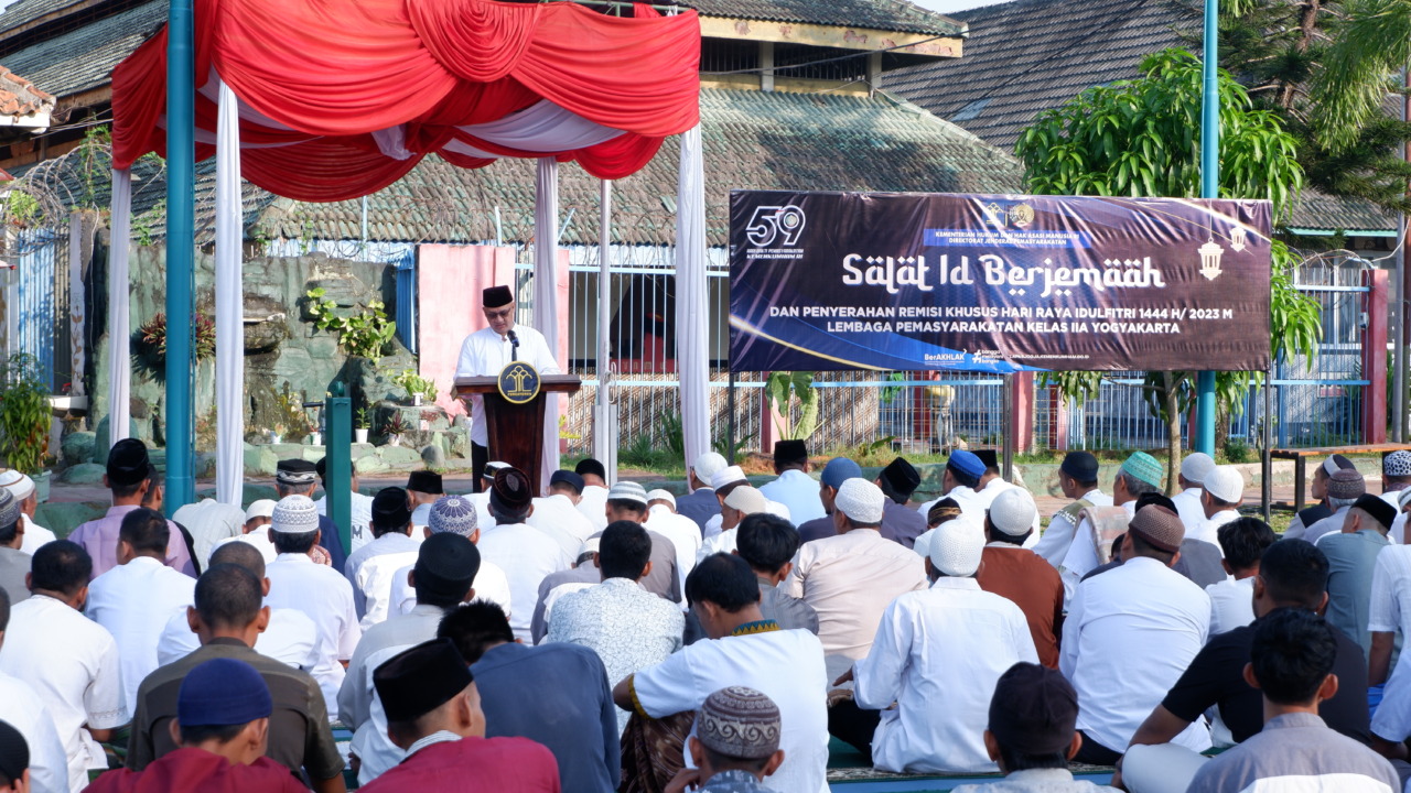 KUSYUK : Suasana Salat Idul Fitri 1444 H di Lapas Kelas IIA Wirogunan Jogjakarta, Sabtu (22/4). (LAPAS WIROGUNAN for RADAR JOGJA).