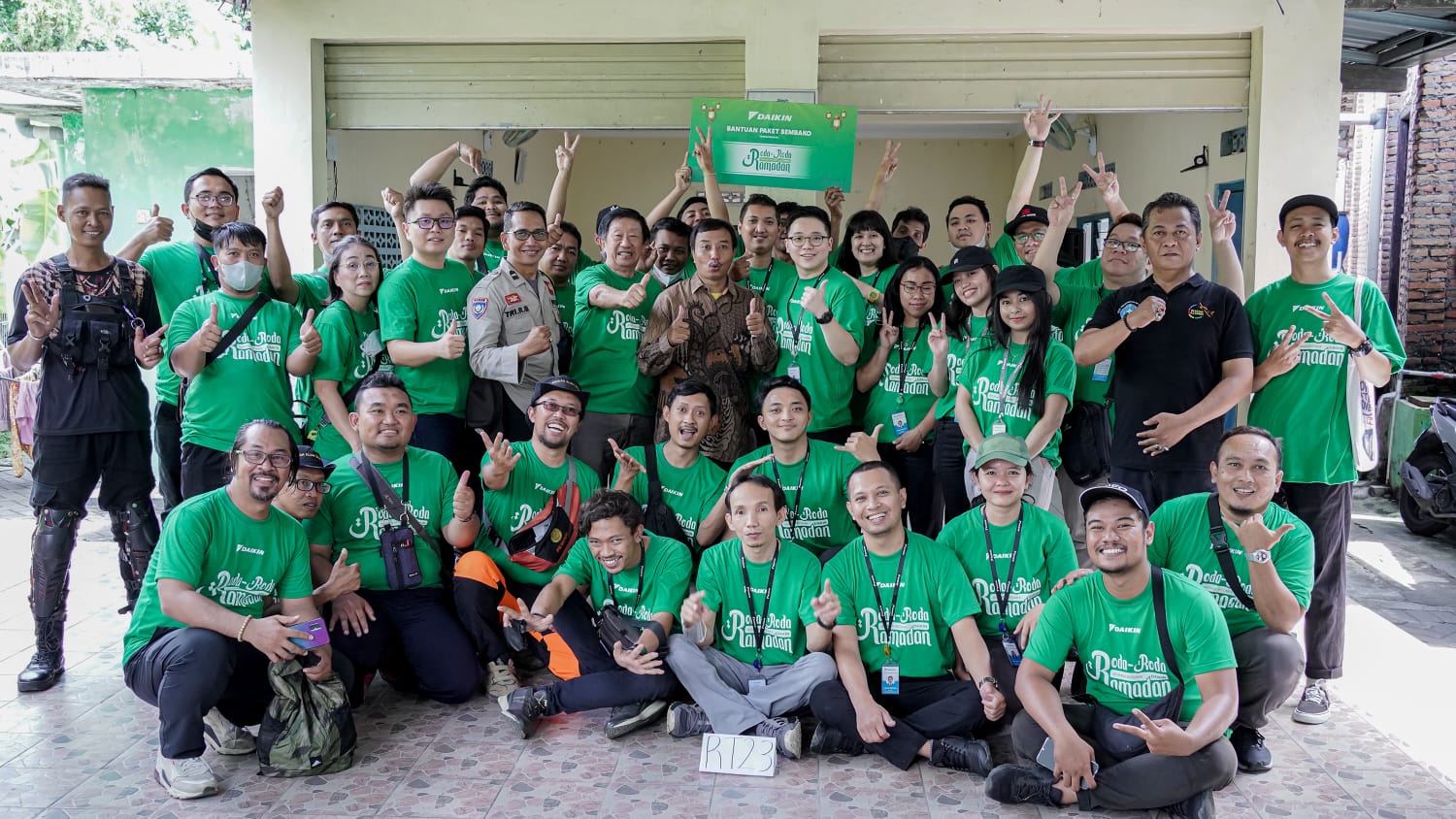 PEDULI : Aksi Sosial DAIKIN Roda-Roda Ramadan bagikan sembako untuk warga Terban. (ISTIMEWA)