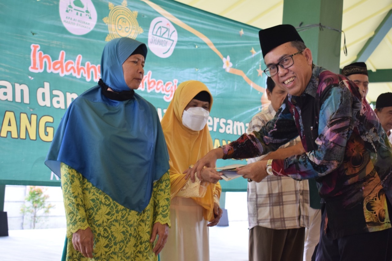 BERBAGI : Sebanyak 100 penyandang disabilitas tunanetra yang berasal dari Kabupaten Sleman mendapatkan santunan dan bingkisan Ramadan Indahnya Berbagi yang diadakan di Pendopo kampus terpadu Universitas Widya Mataram (UWM), Kamis (13/4). (ISTIMEWA)