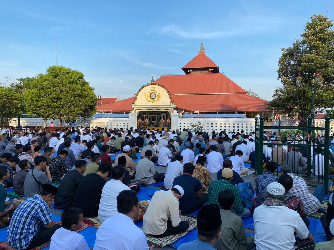 KUSYUK : Suasana Salat Idul Fitri 1444 H di Masjid Gedhe Kauman Jogjakarta, Jumat (21/4). (ISTIMEWA)