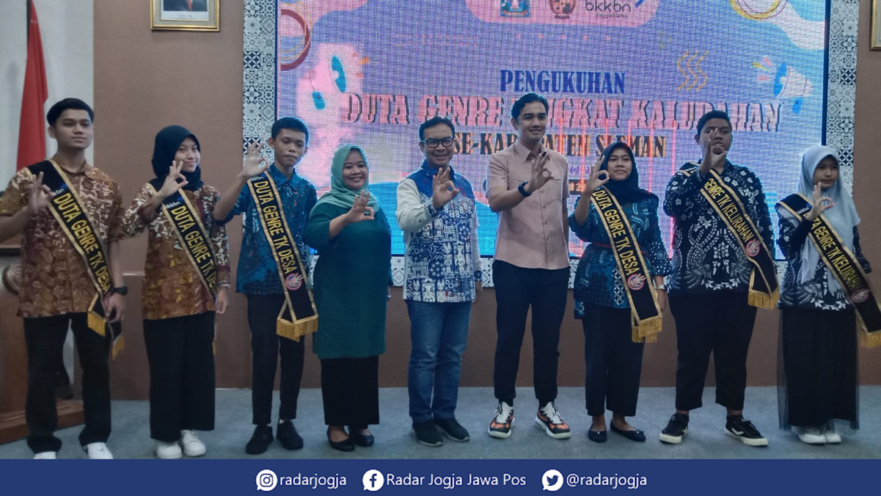 DUTA : Kepala BKKBN Hasto Wardoyo melantik puluhan pasang Duta Genre di Balai Besar Pelatihan dan Pemberdayaan Masyarakat DIJ, Minggu (2/4). (ANNISSA KARIN/RADAR JOGJA)