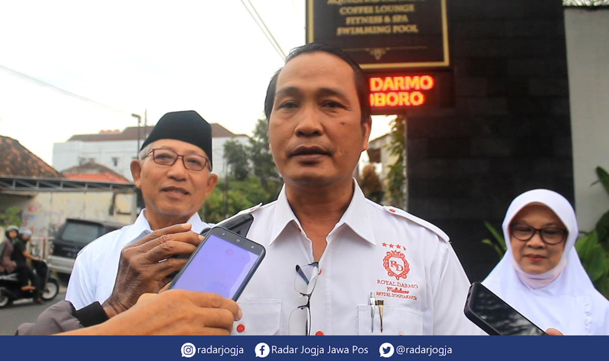 SOSOK : Ketua PHRI DPD Sleman Joko Paromo saat ditemui di Hotel Royal Darmo beberapa waktu lalu. (ANNISSA KARIN/RADAR JOGJA)