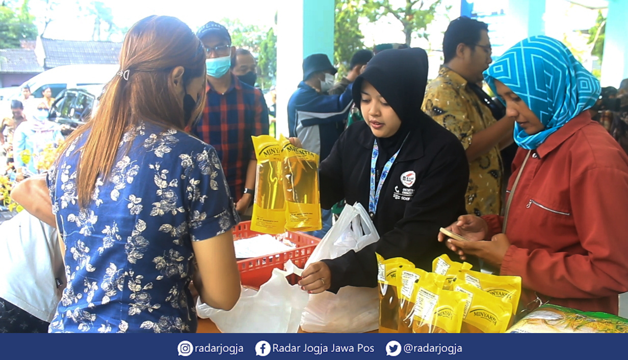 SEMBAKO : Gelaran pasar murah di Kapanewon Ngaglik, Selasa (4/4). (ANNISSA KARIN/RADAR JOGJA)