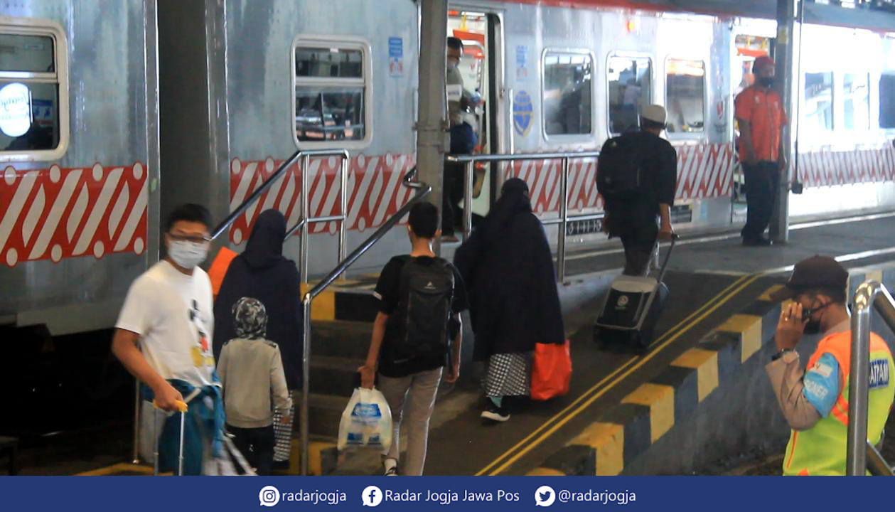 HILIR MUDIK : Suasana Stasiun Tugu Jogjakarta, Kamis (6/4). (ANNISSA KARIN/RADAR JOGJA)