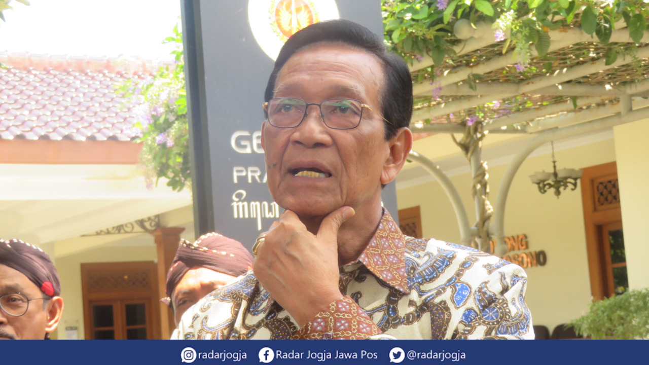 SOSOK : Gubernur DIJ Hamengku Buwono X ditemui di Kompleks Kepatihan Pemprov DIJ, Kamis (6/4). (DWI AGUS/RADAR JOGJA)