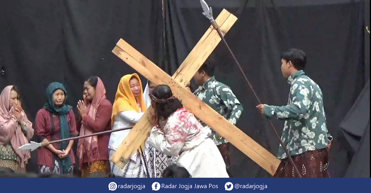 CERITA : Gelaran aksi teatrikal Jalan Salib di Gereja Santa Maria Assumpta, Jumat (7/4). (ANNISSA KARIN/RADAR JOGJA)