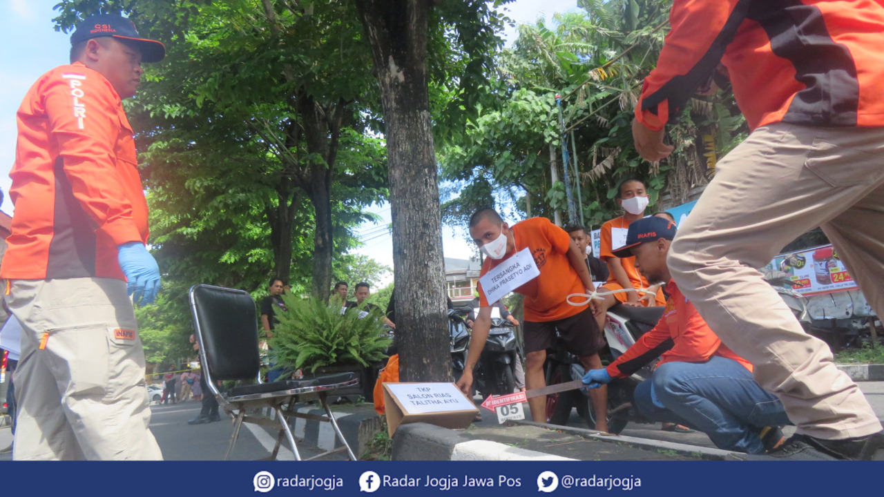 REKA ULANG : Salah seorang tersangka klitih Bumijo mengambil batu yang kemudian dilemparkan ke korban NH, 15, dalam reka ulang adegan di Jalan Tentara Pelajar, Senin (10/4). (DWI AGUS/RADAR JOGJA)