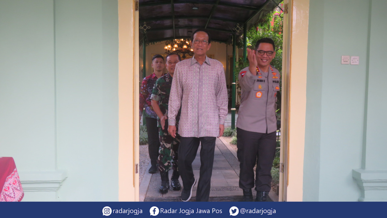 BAHAS : Gubernur DIJ Hamengku Buwono X bertemu Kapolda DIJ Irjen Pol Suwondo Nainggolan membahas arus Angkutan Lebaran 2023 di Kompleks Kepatihan Pemprov DIJ, Selasa (11/4). (DWI AGUS/RADAR JOGJA)