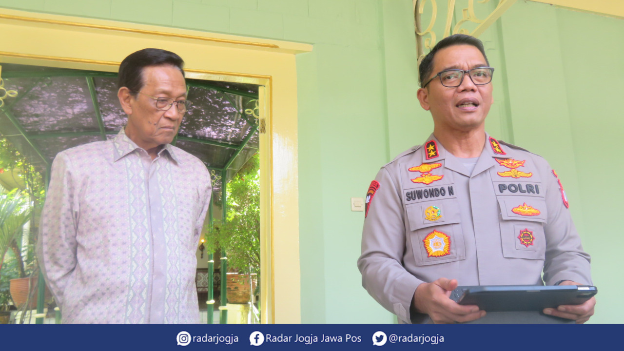 BERTEMU : Gubernur DIJ HB X dan Kapolda DIJ Irjen Pol Suwondo Nainggolan ditemui di Kompleks Kepatihan Pemprov DIJ, Selasa (11/4). (DWI AGUS/RADAR JOGJA)