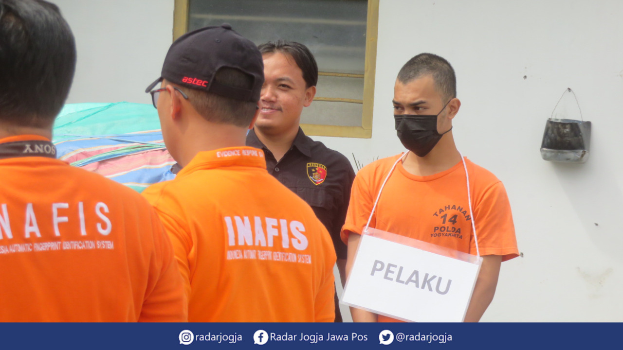 TENANG : Tersangka pemutilasi Ayu Indraswari, Heru Prastiyo, sedang menjalani rekonstruksi di parkir RS Bethesda Kota Jogja, Rabu (12/3). (DWI AGUS/RADAR JOGJA)