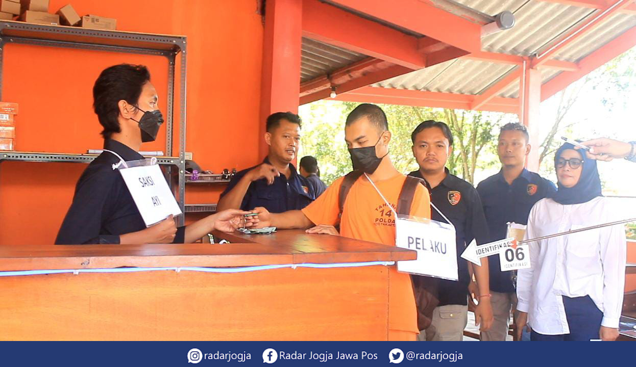 DETIL : Rekonstruksi kasus mutilasi di Wisma Anggun 2, Pakembinangun, Pakem, Sleman, Rabu (12/4). (ANNISSA KARIN/RADAR JOGJA)
