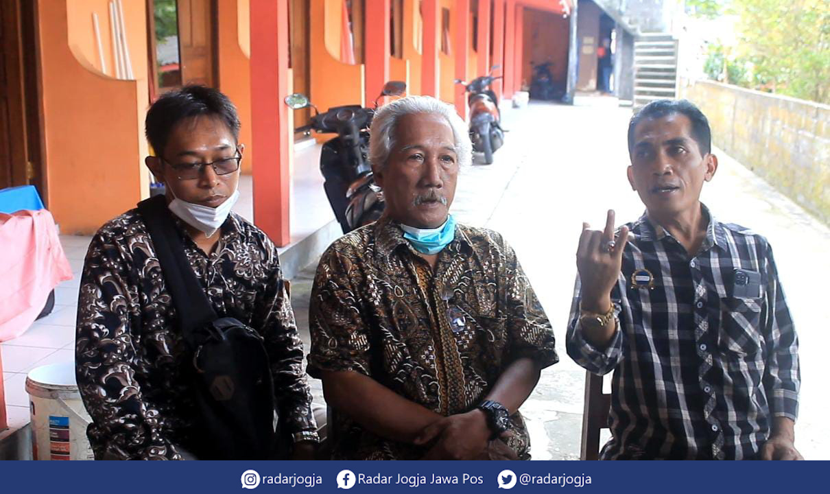 SEDIH : Heru Prasetyo didampingi kuasa hukum anaknya saat memberi keterangan di Wisma Anggun 2, Pakembinangun, Pakem, Sleman, Rabu (12/4). (ANNISSA KARIN/RADAR JOGJA)
