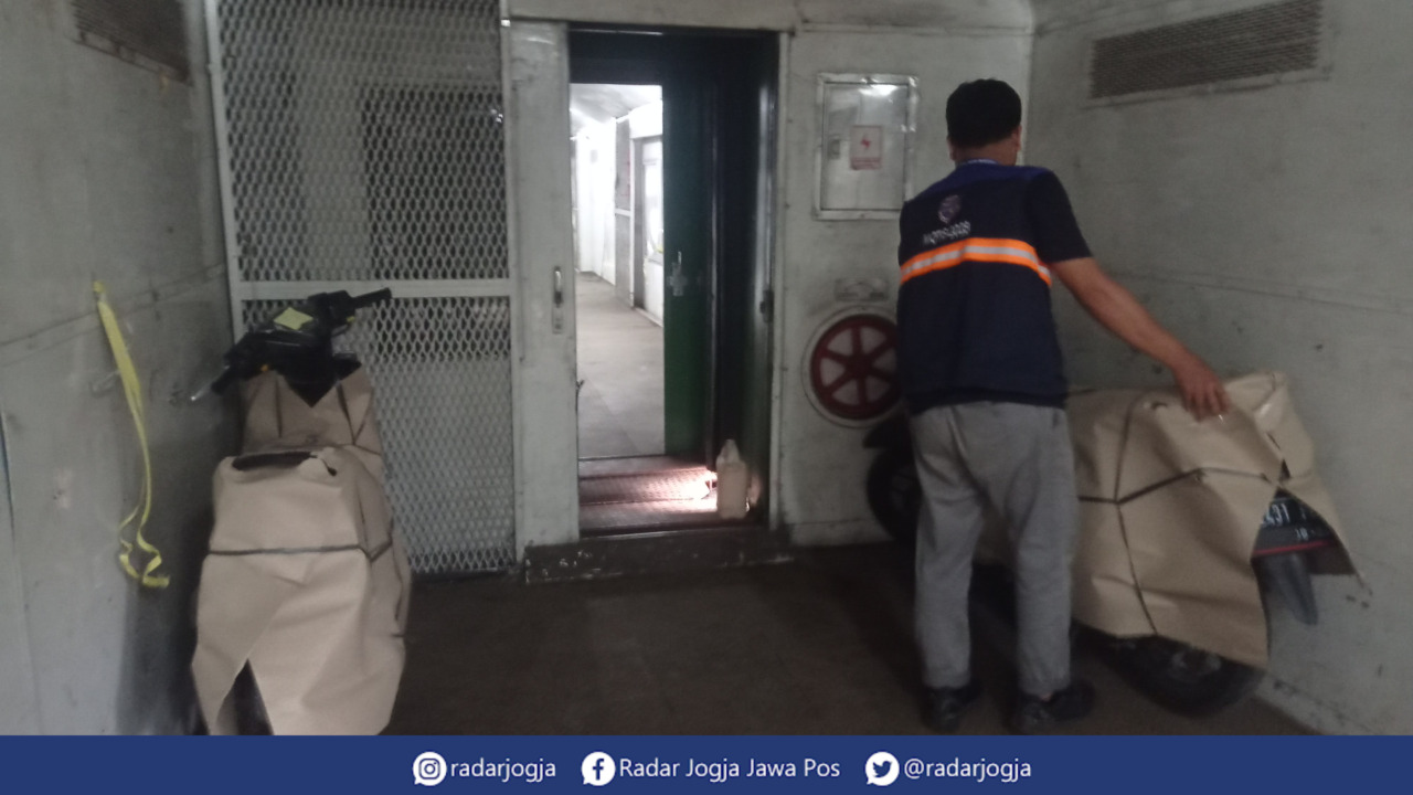 DITATA : Petugas Motis sedang menata kendaraan milik pemudik di gerbong kargo saat berhenti di Stasiun Lempuyangan, Rabu (12/4). (DWI AGUS/RADAR JOGJA)
