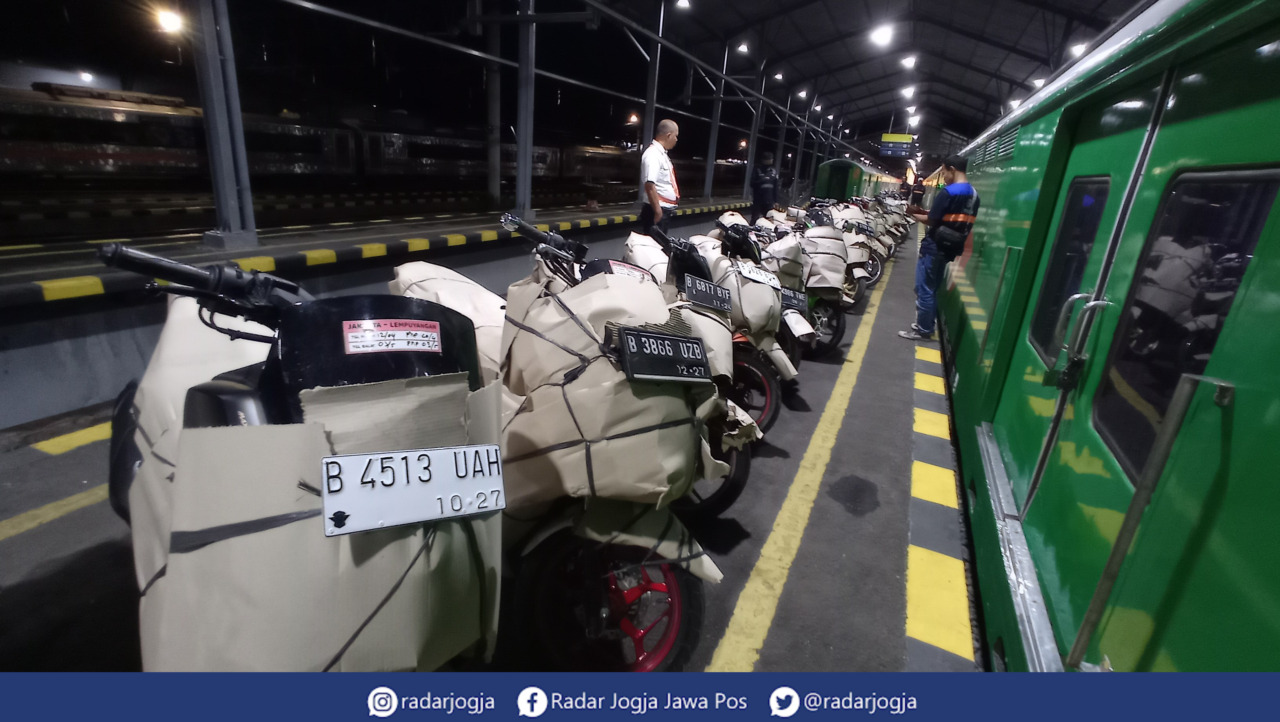 BERDATANGAN : Puluhan motor program mudik Motis tiba di Stasiun Lempuyangan Jogjakarta, Kamis subuh (13/4). (DWI AGUS/RADAR JOGJA)
