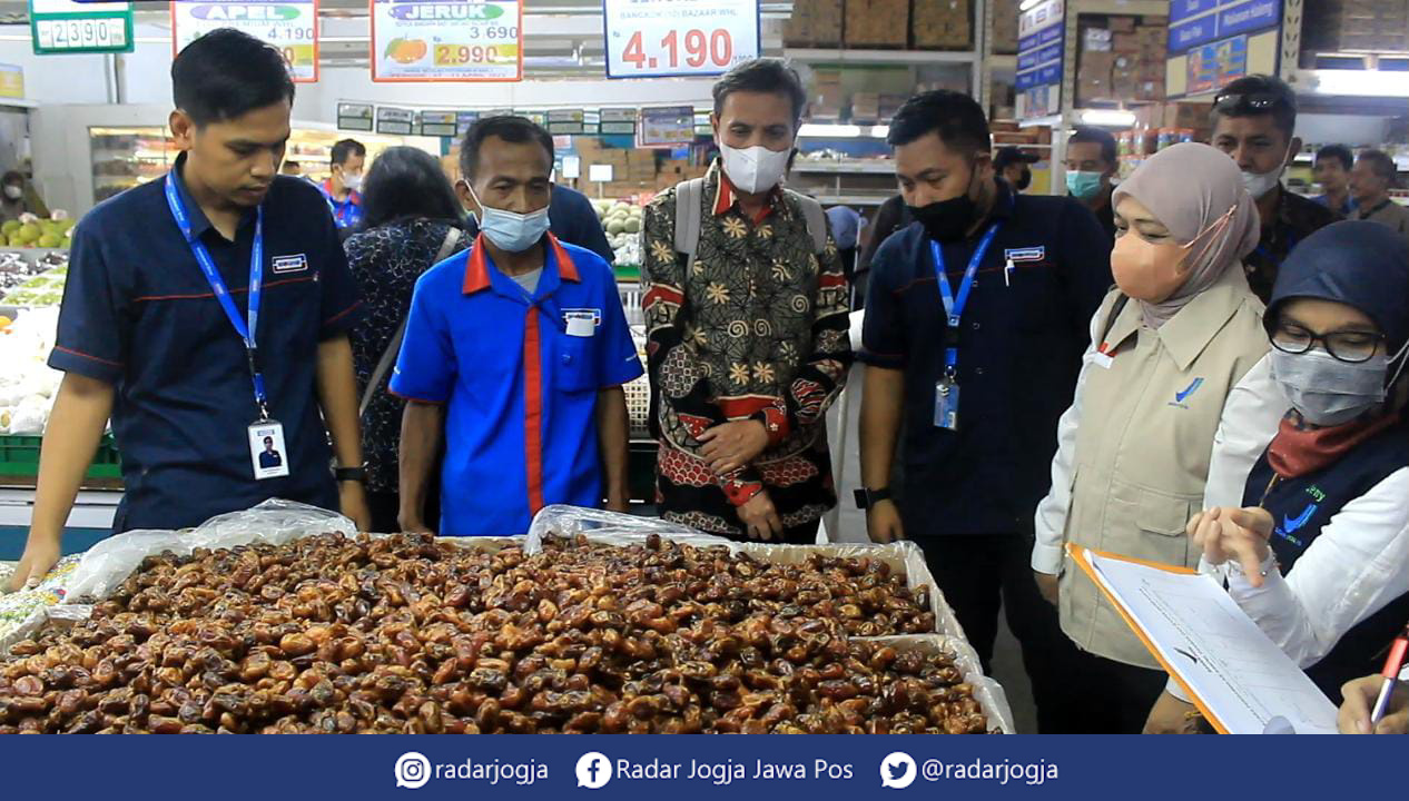 SIDAK : Pemantauan keamanan pangan yang dilakukan BBPOM DIJ bersama instansi terkait di Indogrosir Jalan Magelang, Sinduadi, Sleman, Kamis (13/4). (ANNISSA KARIN/RADAR JOGJA)