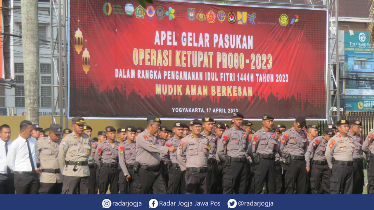 SIAP : Apel Gelar Pasukan Operasi Ketupat Progo 2023 di halaman Mapolda DIJ, Senin (17/4). (DWI AGUS/RADAR JOGJA)