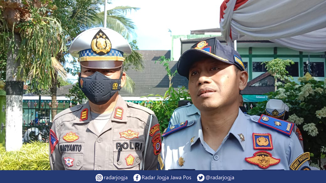 DUET : Kasatlantas Polresta Jogja AKP Maryanto dan Kepala Dishub Kota Jogja Agus Arif Nugroho saat ditemui di Jalan Ipda Tut Harsono, Senin (17/4). (ANNISSA KARIN/RADAR JOGJA)