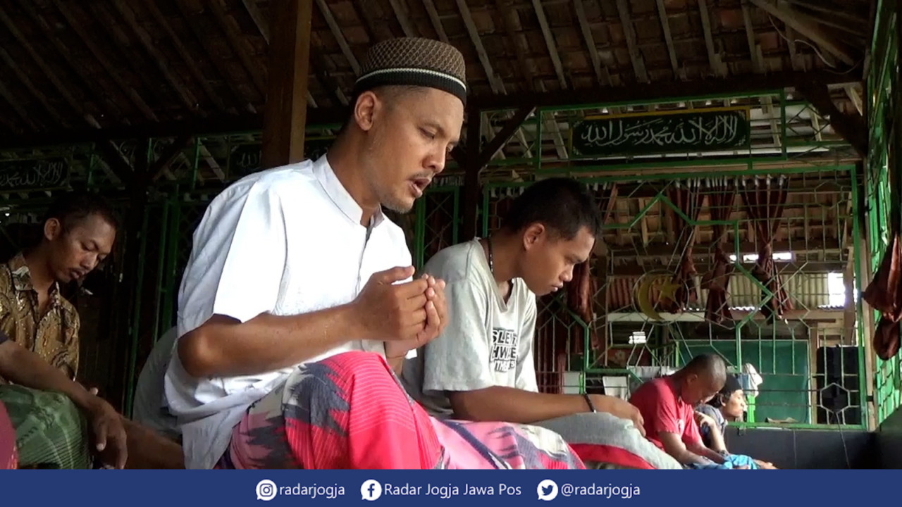 IBADAH : Para santri Pondok Tetirah Dzikir tengah berdzikir bersama usai melakukan salat wajib, Senin (17/4). (ANNISSA KARIN/RADAR JOGJA)