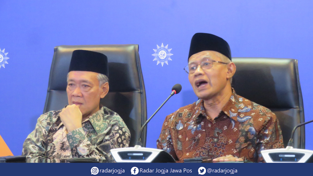 HENTIKAN : Ketua Umum PP Muhammadiyah Haedar Nashir minta debat kusir perbedaan Hari Raya Idul Fitri dihentikan, saat ditemui di Kantor PP Muhammadiyah Jogjakarta, Selasa (18/4). (DWI AGUS/RADAR JOGJA)
