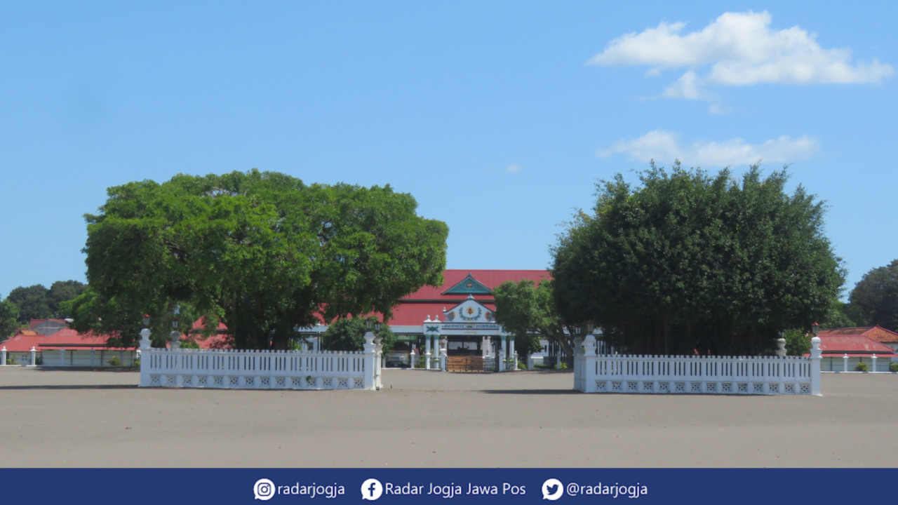 SUNYI : Suasana Karaton Ngayogyakarta Hadiningrat dari Alun-Alun Utara, Selasa (18/4). (DWI AGUS/RADAR JOGJA)