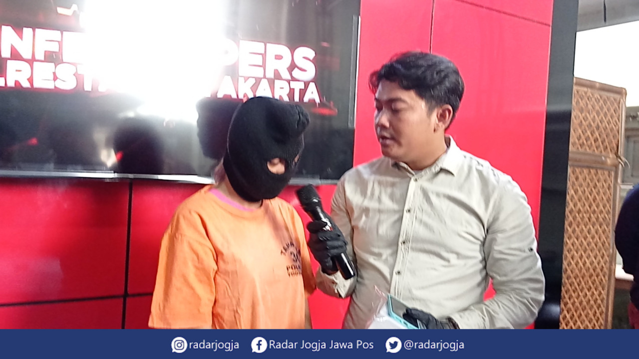 TANYA : Kasatreskrim Polresta Jogja AKP Archye Nevada menginterogasi DJ Bela atas aksi mencopet saat syuting film Ali Topan. (DWI AGUS/RADAR JOGJA)