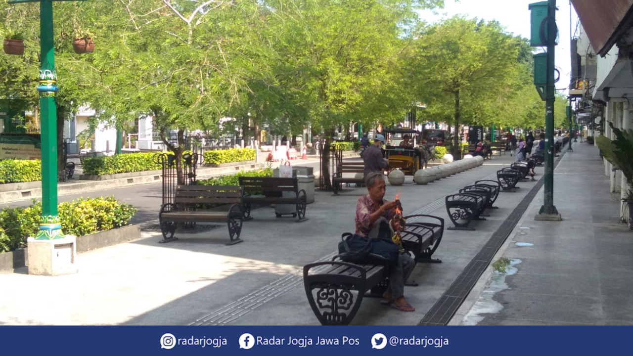 MASIH LENGANG : Suasana di Malioboro menjelang libur lebaran, Rabu (19/4). (ANNISSA KARIN/RADAR JOGJA)
