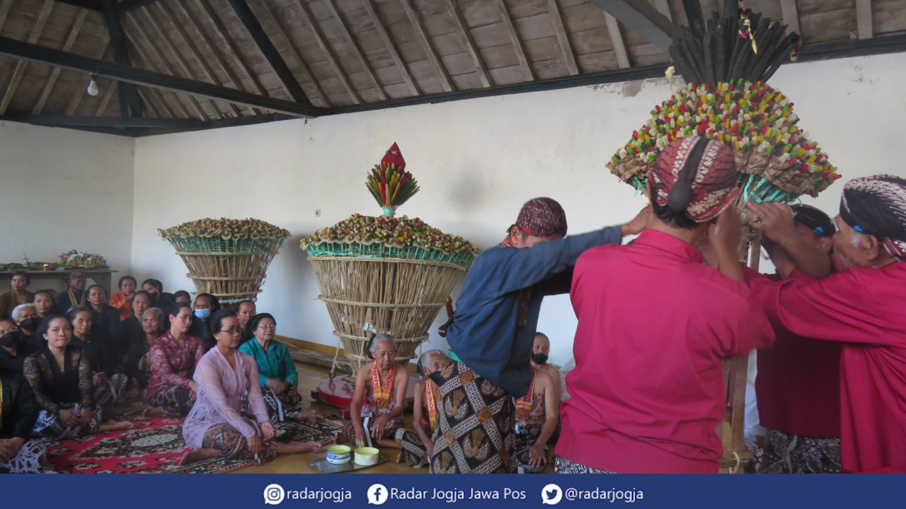 ADAT : GKR Mangubumi memimpin langsung prosesi Numplak Wajik di Panti Pareden Magangan Karaton Ngayogyakarta Hadingrat, Rabu (19/4). (DWI AGUS/RADAR JOGA)