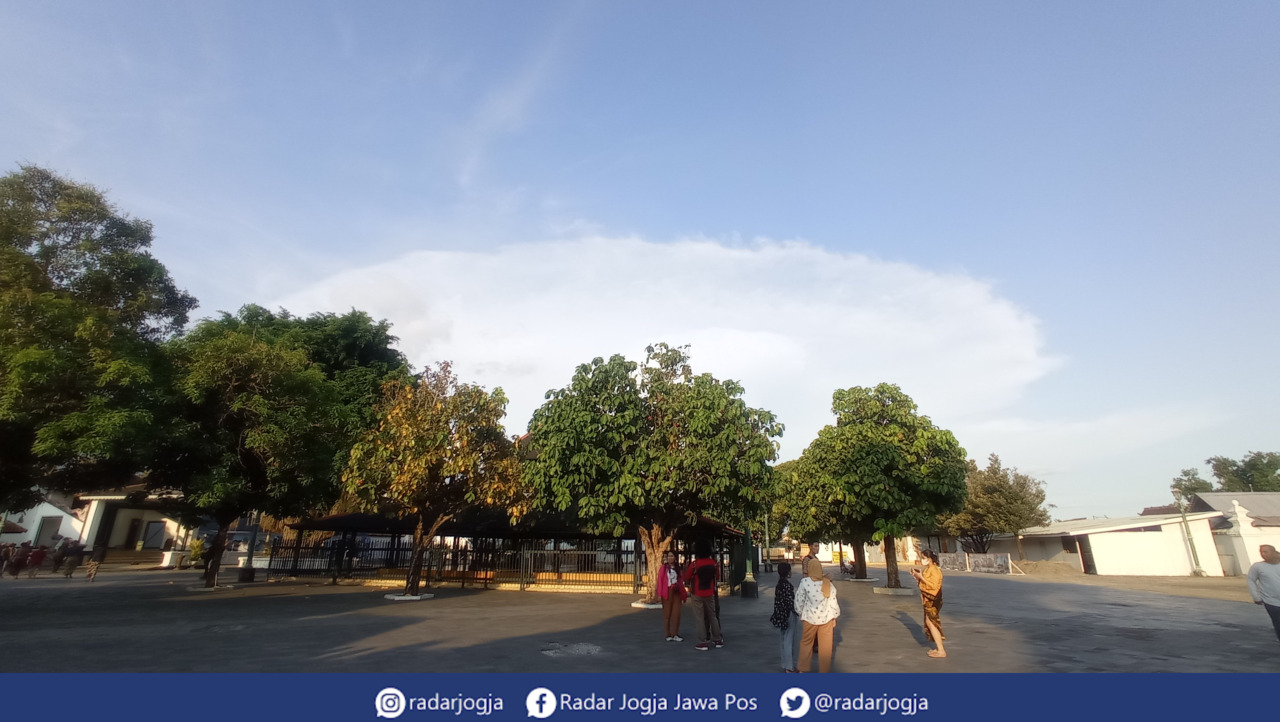 CERAH : Cuaca di sekitaran kompleks Magangan Karaton Ngayogyakarta Hadiningrat, Rabu siang (19/4). (DWI AGUS/RADAR JOGJA)