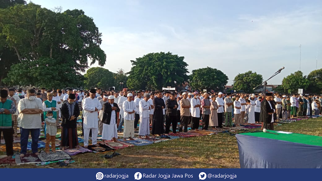 KUSYUK : Suasana salat Idul Fitri berjamaah di Alun-Alun Selatan, Jumat (21/4).( Dokumen RADAR JOGJA)