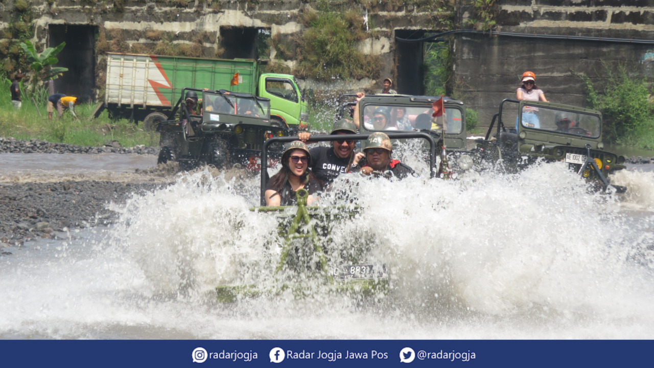 SERU : Wisatawan tengah menikmati wahana air jip wisata Lava Tour Merapi di kawasan Kali Kuning Perbatasan Pakem dan Cangkringan, Senin (24/4). (DWI AGUS/RADAR JOGJA)