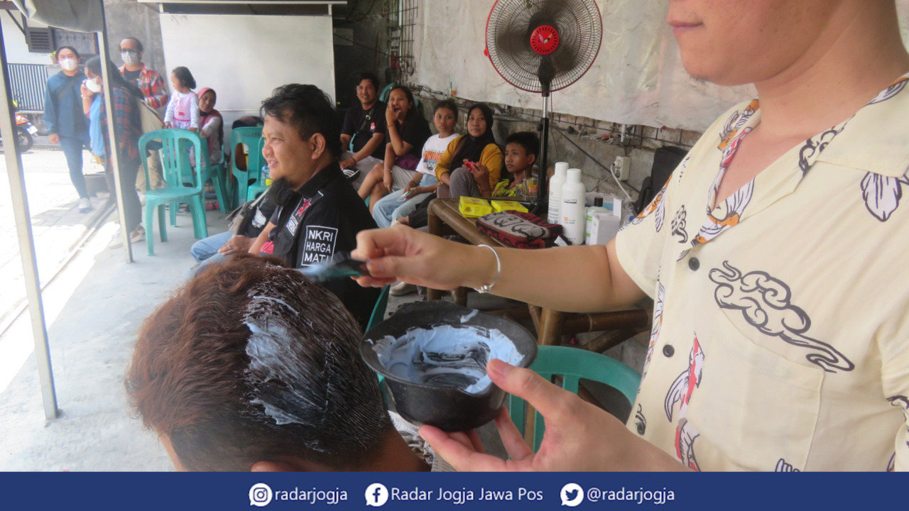DUKUNGAN : Para pendukung Ganjar Pranowo di Kota Jogja melakukan aksi semir rambut putih, Selasa (25/4). (DWI AGUS/RADAR JOGJA)